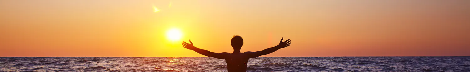 Man badar i solnedgången